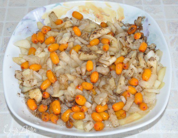 Снять с огня, посыпать корицей и добавить облепиху. Перемешать.
