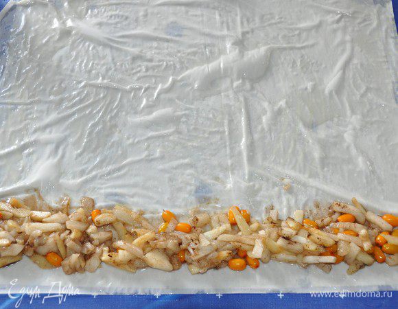 Приготовим рулетики. Тесто фило очень тонкое и быстро сохнет, поэтому в процессе работы оставшееся тесто надо накрывать влажным полотенцем.  
Лист теста смазать кисточкой смесью из воды и растительного масла. Накрыть вторым листом, тоже смазать. Выложить третью часть начинки вдоль длинного края. Свернуть в рулет. 
Для моей формы понадобилось 3 рулета по 2 листа теста в каждом. 

