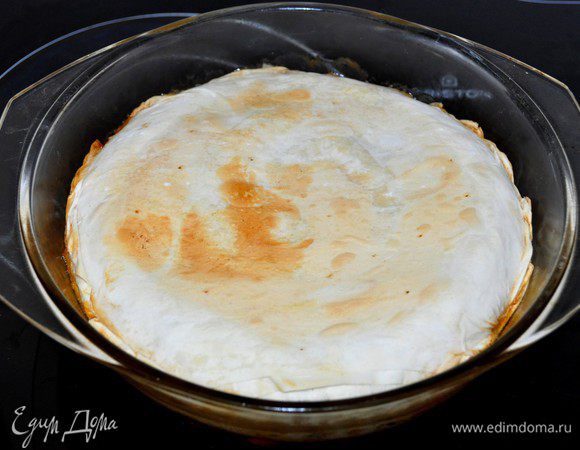 Запекать в разогретой духовке при 180 градусов около 20 минут. Ориентируйтесь по своей духовке до золотистого цвета теста.
