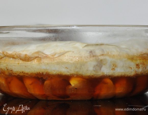 Готовый пирог вынуть из духовки, дать остыть минуты 3, накрыть блюдом и резко перевернуть пирог из формы на сервировочное блюдо.

