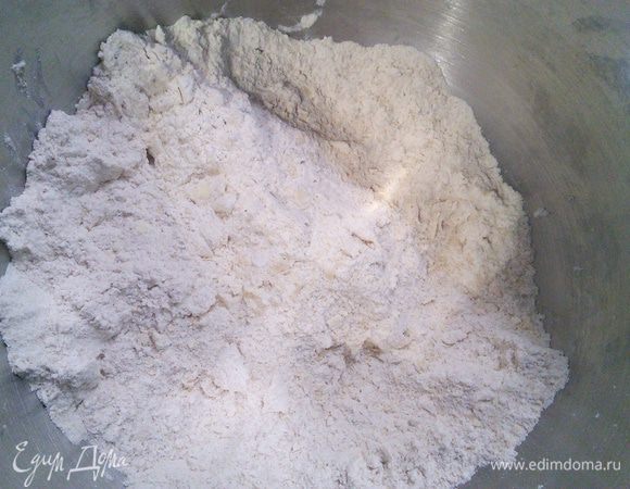 Муку смешиваем с разрыхлителем, кайенским перцем, солью. Масло (холодное) режем на кусочки и руками или в блендере смешиваем масло с мучной смесью, образуя крошку. Подмешать с натёртым на терке сыром, желательно пикантных сортов. 