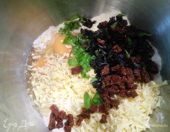 Яйца смешать с желтками и 5 ст. л. молока , добавить оливки и помидоры. Смешайте и вымесите тесто. Быстро и не долго. 