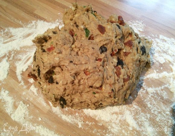 Выложите его на посыпанную мукой поверхность. 