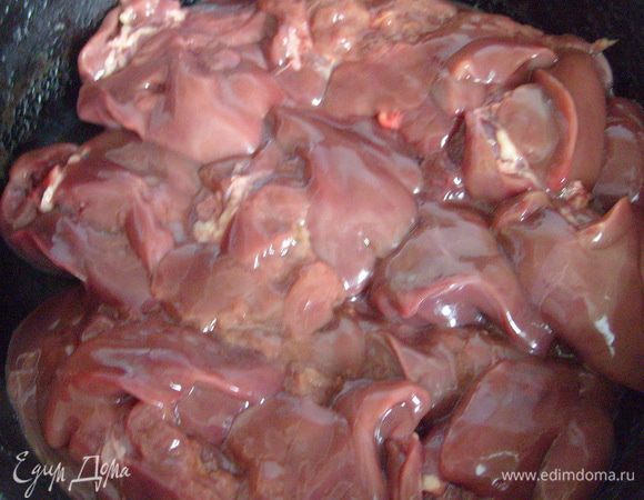 Печень вымыть, очистить от пленок, нарезать небольшими кусочками.
В сковороде нагреть масло, обжарить печень в течение 5 минут, постоянно помешивая.