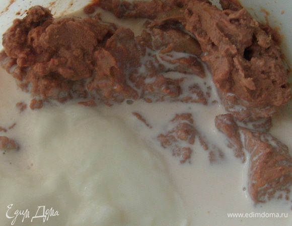 Печень слегка охладить и взбить блендером до однородной консистенции (вместе с выделившимся соком). Влить сливки, мартини, добавить йогурт, соль, сахар и еще раз все пробить блендером.