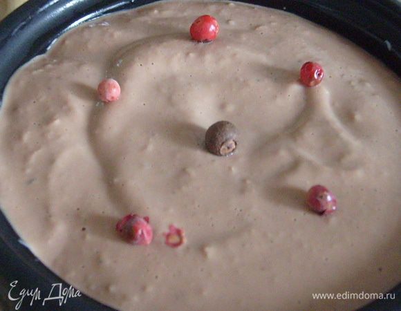 Выложить паштет в форму для запекания (с крышкой), смазанную маслом. Сверху уложить несколько горошин розового перца, накрыть крышкой и поставить в разогретую до 190°С духовку на 30 минут.