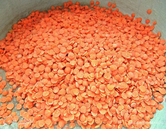 Чечевицу промыть проточной водой. Залить водой с солью и тмином и поставить на средний огонь.