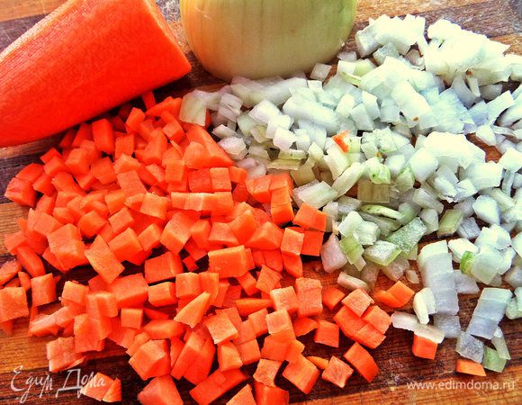 Готовим зажарку. Морковь и лук мелко порубить. 