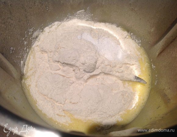 Добавьте муку и разрыхлитель и еще раз взбейте.