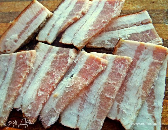 Или более сытный вариант - нарезать кубиками прослойку и жарить на вытопившемся жире корнеплоды.