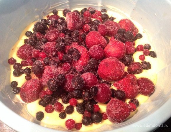 Форму смажьте маслом, вылейте тесто, сверху выложите ягоды (у меня замороженные). Готовьте в духовке при 180 градусах 30-35 минут. Готовность проверьте зубочисткой.