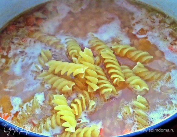 Я добавила фузилли, только нужны хорошего качества, чтобы не разварились "в кашу"! 