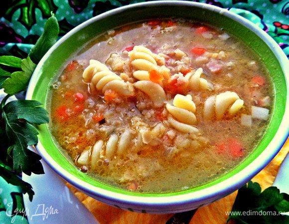 Выключаем, когда паста почти будет готова. Почему почти? Потому что когда суп постоит под крышкой, макароны дойдут сами до готовности, впитав супчик, но не переварится.