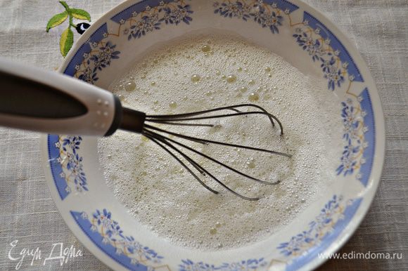 А охлаждённые белки взбить с щепоткой соли и аккуратно с помощью лопатки порционно ввести в шпинатную массу.