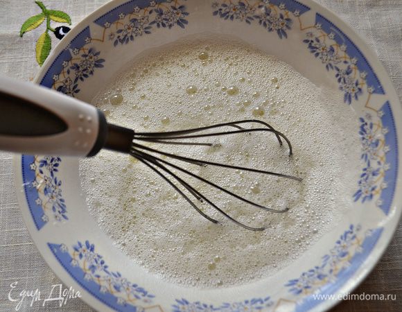 А охлаждённые белки взбить с щепоткой соли и аккуратно с помощью лопатки порционно ввести в шпинатную массу.