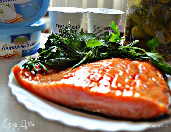 Подготовить продукты для приготовления начинки. В этом рецепте можно использовать любую слабосолёную рыбу семейства лососевых. У меня норвежская слабосолёная сёмга.