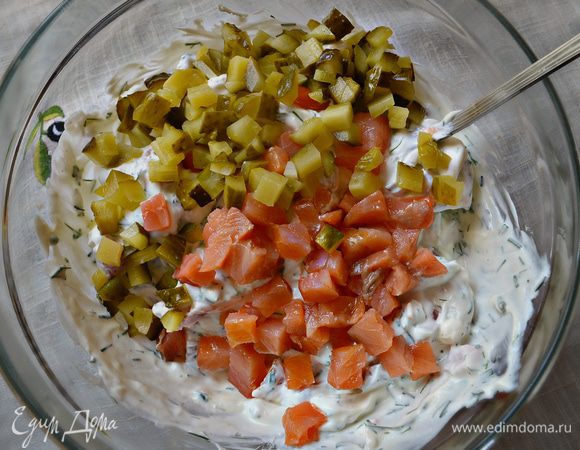 Сёмгу нарезать маленькими кубиками (несколько ломтиков оставить для украшения). Маринованные огурчики также нарезать мелкими кубиками.
Укроп и петрушку порубить. Творожный сыр смешать с йогуртом, добавить рубленную зелень, огурцы и рыбу. Перемешать.