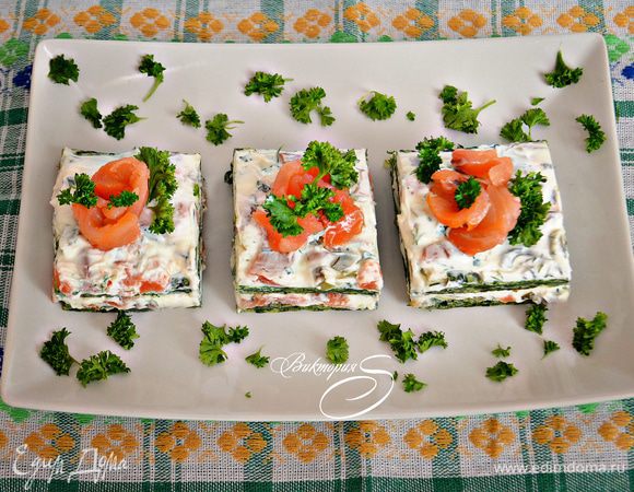 Перед подачей нарезать на порционные куски - пирожные, украсить "розочками" из рыбы, петрушкой и можно подавать к столу. Теперь, время насладиться вкусом этой восхитительной закуски! Приятного вам аппетита!