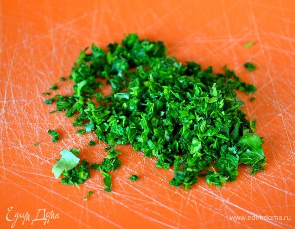 Листики петрушки измельчите.