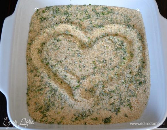 Смешайте панировочные сухари, петрушку и тертый сыр (в оригинальном рецепте используется пекорино, но его не было в списке ингредиентов. В любом случае, и Вы можете заменить его на пермезан или другой твердый сыр)