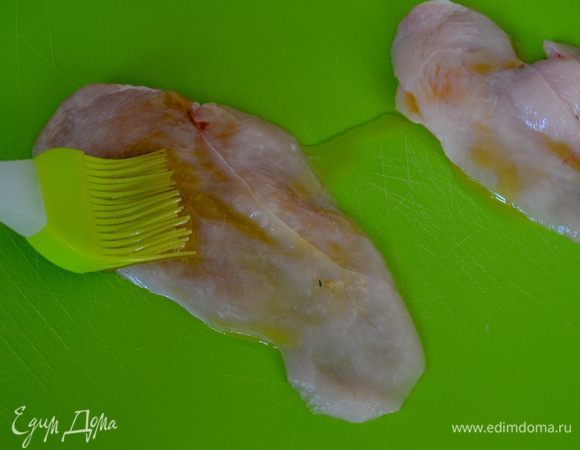 Каждую отбивную смазать с двух сторон оливковым маслом.