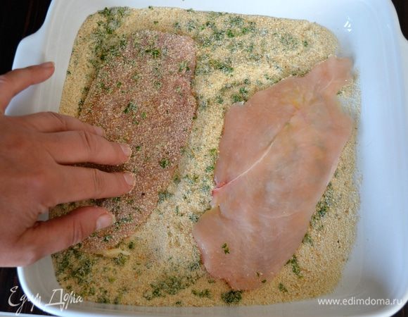 И обвалять в панировке... Подготовить таким образом все отбивные.