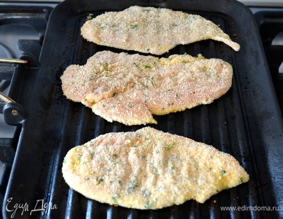 Разогреть сковороду-гриль и обжарить отбивные с обеих сторон до готовности.