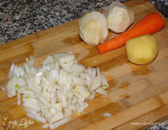 Подготовленные овощи очистить и нарезать мелкими кубиками. Если корень сельдерея вам попался крупный, то достаточно одного. 
