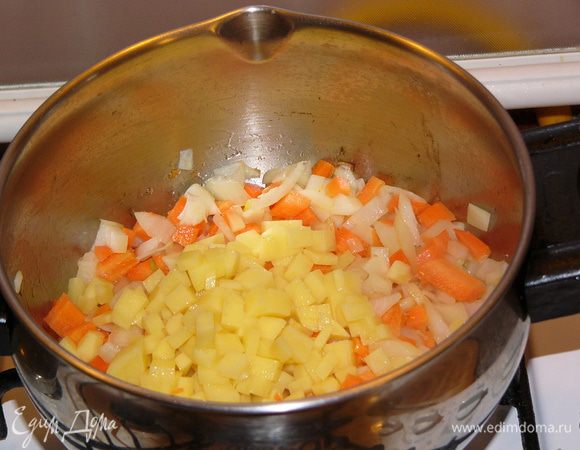 В кастрюле, где будет вариться суп, обжарить на оливковом масле лук, морковь, картофель около 3 минут. 