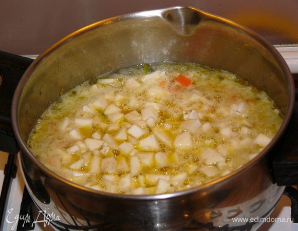 Залить содержимое кастрюли 500 мл кипятка. Добавить сельдерей и поварить под крышкой около 10 минут до готовности овощей. 