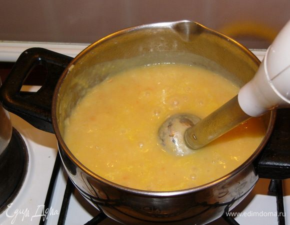 Готовые овощи пюрировать блендером. 