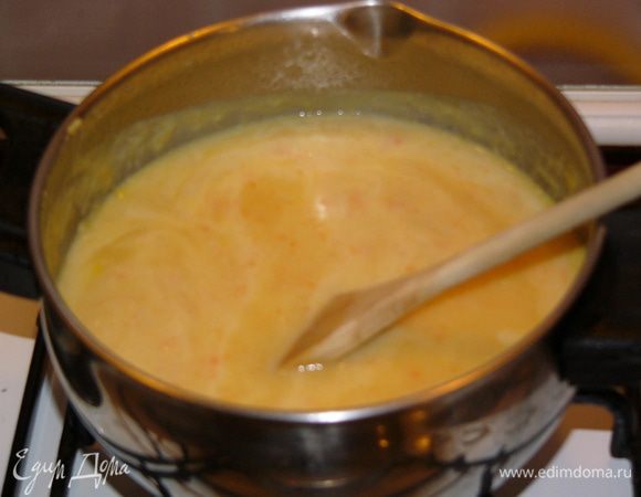 Добавить немного молока, дать закипеть, не забываем про соль и специи. У меня смесь перцев.