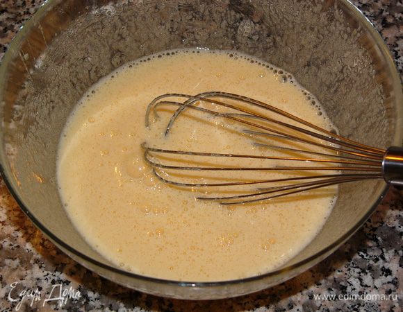 Разогреть духовку до 180 градусов. 
Взбить яйца с сахаром и ванилином венчиком до пены.