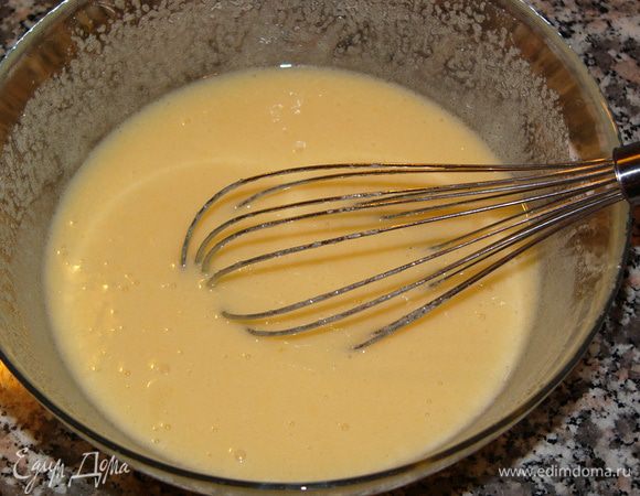 Добавить растительное масло и тоже взбить. Я использую подсолнечное, неполный стакан. 