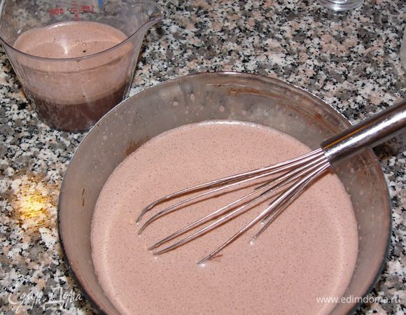 Добавляем какао и хорошо размешиваем. Если хотите более насыщенного шоколадного вкуса - положите какао 3 ложки. Вливаем 2 стакана молока и снова хорошо размешиваем. Затем отливаем 1 стакан смеси - на пропитку готового кекса. 