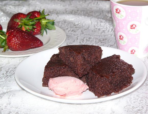 Запах при выпечке стоит обалденный, поэтому дожидаться полного отывания нету сил! Начинаем пробовать! С мороженым... Или со сливками... Но, если честно, мы едим его просто так! 