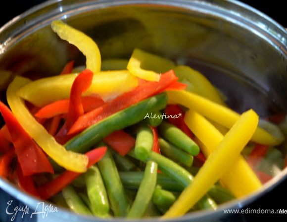 Воду в кастрюльке довести до кипения, подсолить по вкусу. Зеленую фасоль помыть, кончики срезать. Сладкий перец очистить от семян, порезать на полоски. Добавить в воду и готовить примерно 5 мин.