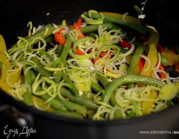 Слить горячую воду с овощей, залить ледяной водой и дать постоять 10 мин. Затем воду слить. На горячей сковороде подогреть оливковое масло, посолить и поперчить, добавить перец красный хлопьями. Чеснок заранее очищенный и мелко порубленный или раздавленный добавить к специям, затем овощи после ледяной воды и лук -порей тонко порезанный колечками. 