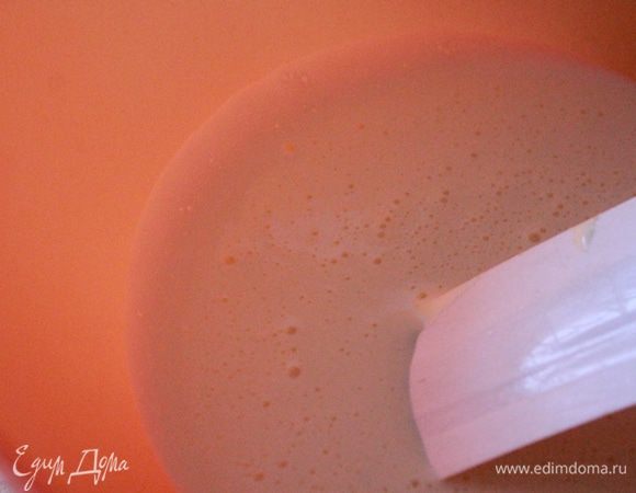 Белки отделить от желтков. 
Желтки взбить с половиной сахара до белой пены и полного растворения сахара - 10-15 минут.