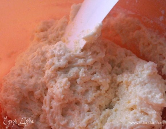 Муку просеять с крахмалом к желтковой массе. Тесто довольно густое. 