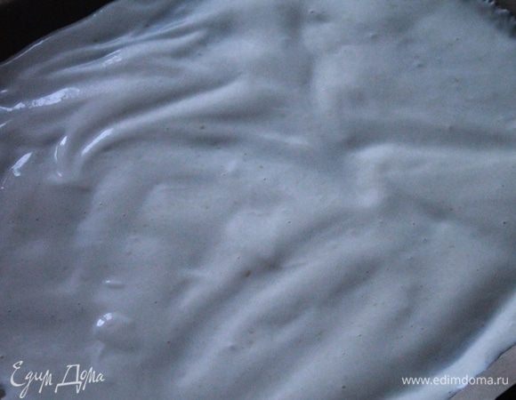 Противень застелить пергаментом, если надо, немного смажьте маслом. Распределите тесто равномерно толщиной 1 см .