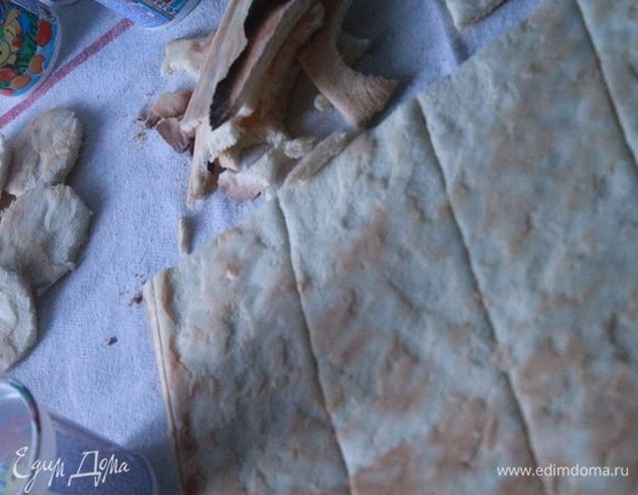 Измерить стаканчики и по шаблону вырезать 6 полос примерно 4-5 см в ширину и длину, равную вашим стаканчикам. Вырезать 6 кружков из теста - это дно вашего стаканчика.