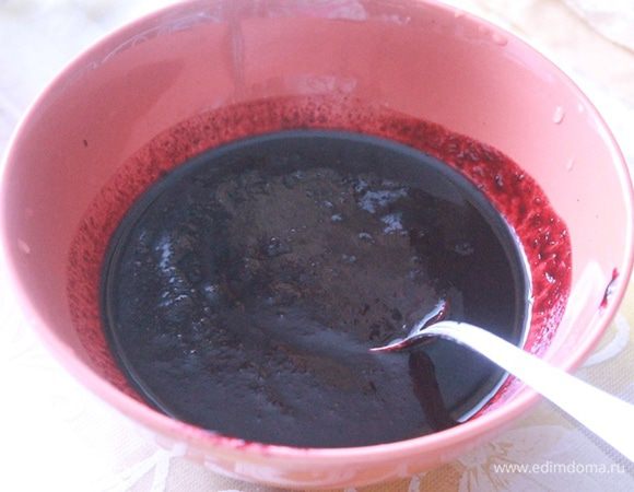 Для мусса протереть чернику через сито.