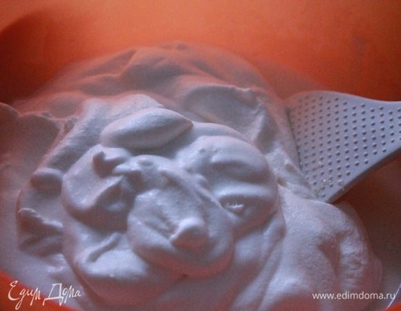 Белки взбить со щепоткой соли в крепкую пену и, добавляя постепенно оставшийся сахар, взбить до крепких пиков.