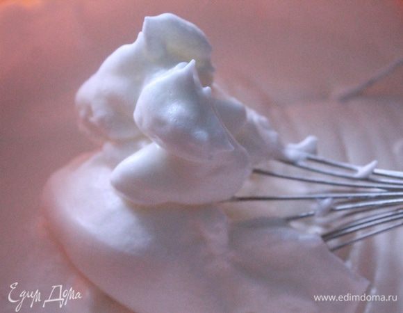 Взбитые сливки подмешать к йогурту. И аккуратно вмешать взбитые белки.