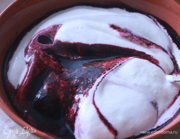 Разделить мусс на две части и добавить в одну из них черничное пюре, размешать.