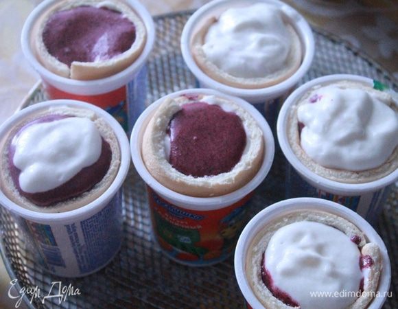 Белый и черничный мусс поочередно выкладываем в бисквитный стаканчик, пока мусс не будет вровень с тестом. Старайтесь мусс выкладывать аккуратно, ровно. Результат покажу ниже.