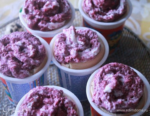 Затем,  также поочередно перекладываем в кондитерский мешок белый и черничный мусс ложкой, начиная с белого. Выложить мусс с помощью кондитерского мешка шапкой на каждый стаканчик. Убрать в холодильник на 2 часа. У меня стояли 10 часов.