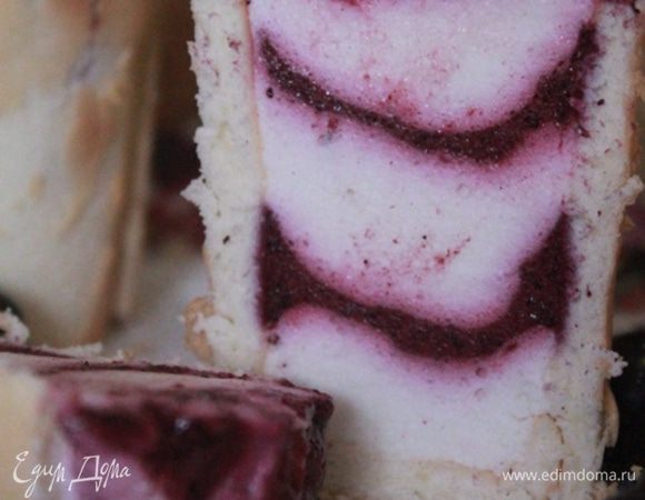 Да, а вот и разрез. Каждый раз он будет разный. Все зависит от того, как вы будете накладывать мусс.