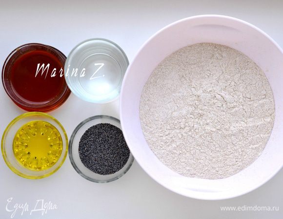 Муку смешать с солью, просеять. Добавить мак, перемешать. Добавить масло и мед, затем воду. 